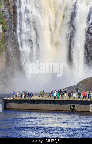 Touristen vor der Montmorency Falls, Provinz Québec, Kanada Stockfoto