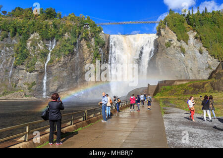 Touristen vor der Montmorency Falls, Provinz Québec, Kanada Stockfoto