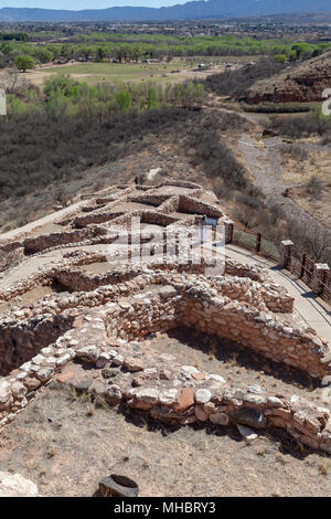 Ruinen in Tuzigoot National Monument. Tuzigoot National Monument bewahrt ein Pueblo auf dem Gipfel eines Kalkstein und Sandstein ridge ruinieren. Stockfoto