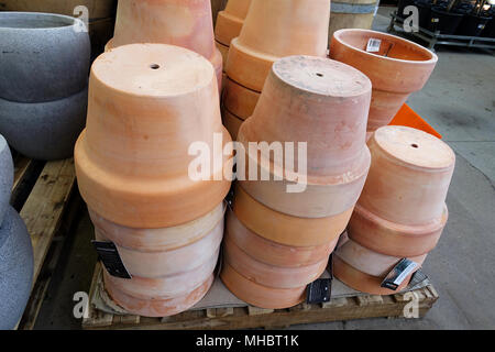 Stapel von Terracotta Töpfen auf dem Display Stockfoto