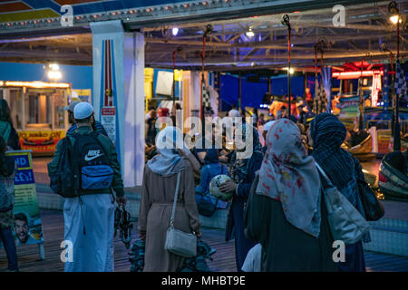 Asiatische Familie auf Brighton Pier in West Sussex, England Stockfoto