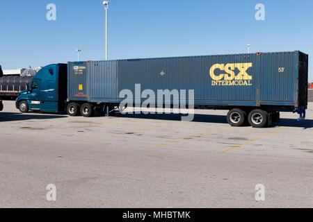 Lafayette - ca. April 2018: CSX Intermodal Truck. CSX Intermodal verwendet zwei Modi der Anlieferung Transport, d. h. Schiene und Autobahn I Stockfoto