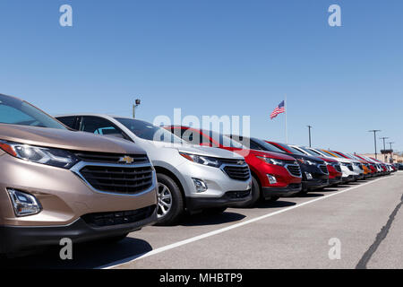 Lafayette - ca. April 2018: Chevrolet Automobil Dealership mit amerikanischer Flagge. Chevy ist eine Division von General Motors Stockfoto