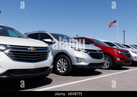 Lafayette - ca. April 2018: Chevrolet Automobil Dealership mit amerikanischer Flagge. Chevy ist eine Division von General Motors Stockfoto