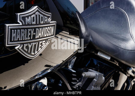 Lafayette - ca. April 2018: Emblem und Motor einer Harley Davidson. Harley Davidson Motorräder sind für Ihre Treue bekannt Folgende III. Stockfoto