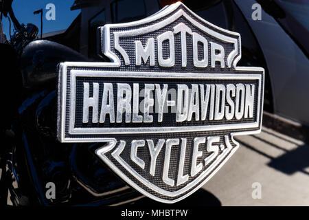 Lafayette - ca. April 2018: Emblem und Motor einer Harley Davidson. Harley Davidson Motorräder sind für Ihre Treue bekannt Folgende IV. Stockfoto