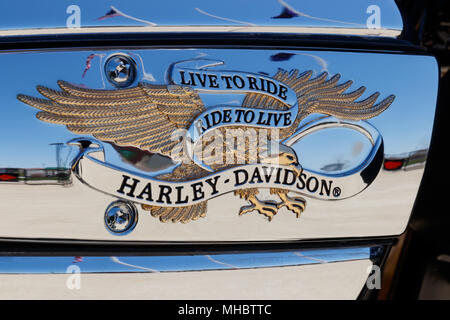 Lafayette - ca. April 2018: Emblem und Motor einer Harley Davidson. Harley Davidson Motorräder sind für Ihre Treue bekannt Folgende V Stockfoto