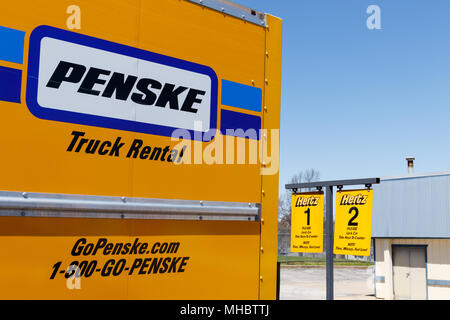 Lafayette - ca. April 2018: Lokale Autovermietung Hertz Lage Vermietung einer Penske Truck. Hertz ist die größte US-Autovermietung Unternehmen nach Umsatz II. Stockfoto