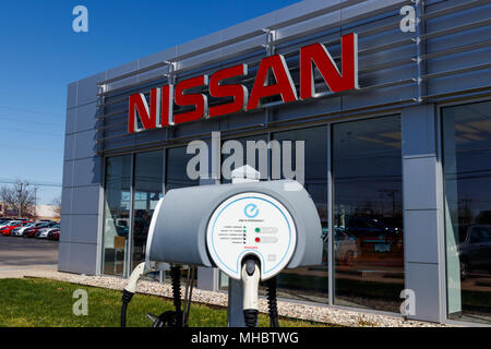 Lafayette - ca. April 2018: Elektrofahrzeug Schnellladegerät in einem lokalen Nissan Autohaus. Der Nissan LEAF EV ist eine meistverkaufte Fahrzeug II. Stockfoto