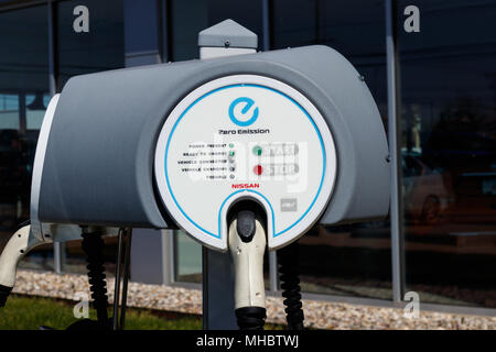 Lafayette - ca. April 2018: Elektrofahrzeug Schnellladegerät in einem lokalen Nissan Autohaus. Der Nissan LEAF EV ist eine meistverkaufte Fahrzeug III Stockfoto