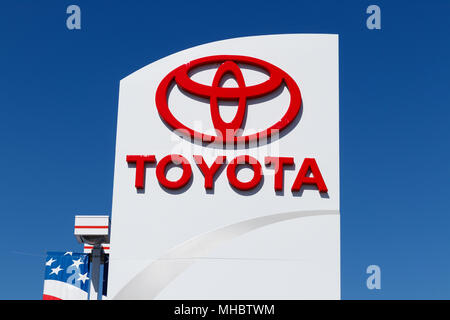 Lafayette - ca. April 2018: Toyota Auto- und SUV-Logo und Beschilderung. Toyota ist der 5. größte Unternehmen der Welt nach Umsatz I Stockfoto