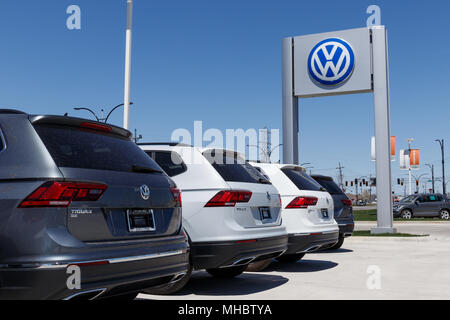 Lafayette - ca. April 2018: Volkswagen Pkw und SUV Autohaus. VW gehört zu den weltweit größten Automobilhersteller VII Stockfoto