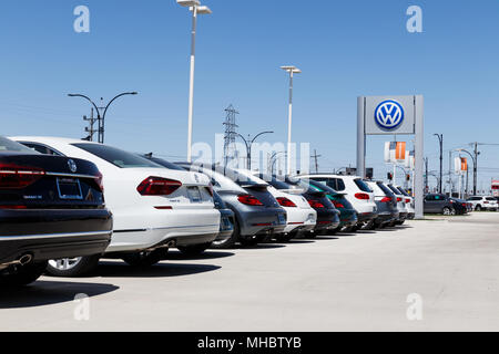 Lafayette - ca. April 2018: Volkswagen Pkw und SUV Autohaus. VW gehört zu den weltweit größten Automobilhersteller VIII Stockfoto