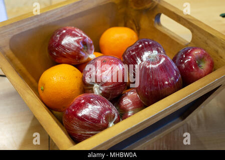 Orangen und Äpfel in einer Alaska Airlines Lounge im Internationalen Flughafen Seattle-Tacoma, Washington. Stockfoto
