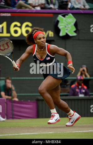 Serena Williams, Goldmedaillengewinner in Women's Tennis, in der Olympischen Spiele 2012 in London konkurrieren, gehalten an der All England Club in Wimbledon. Stockfoto