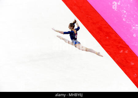 Victoria Komova Russlands führt Ihrem Fußboden Übung während der Rund um Gymnastik Wettbewerb, in der sie die Silbermedaille gewann, für Frauen. Stockfoto