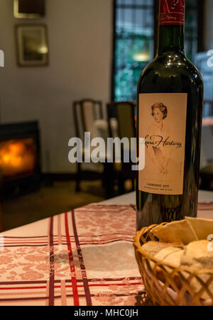 Flasche Laura Hartwig Caminere Rotwein 2015 und Brotkorb, Italienisches Restaurant, Santa Cruz Wein Region, Colchagua Valley, Chile, Südamerika Stockfoto