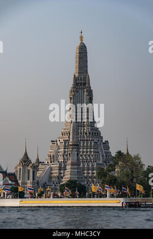 Der zentrale Turm des Wat Chaeng Tempel am Ufer des Chao Phraya River im Zentrum der Stadt Bangkok Thailand Stockfoto