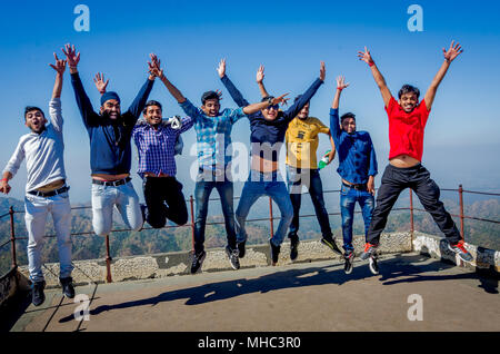 Bikaner, Indien - November 21, 2016: Gruppe der glückliche junge indische Studenten genießen Sommer Urlaub mit fröhlichen Sprung zusammen in Luft unter Blue sk Stockfoto