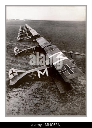 WW1 zehn deutschen Fokker D.VII Flugzeug der Jasta 72 Bergnicourt, Frankreich, im Juli 1918. Die Ebene, die mit einem "M" gehörte zum Oberleutnant Karl Menckhoff. Am 23. April 1918, er Deutschlands höchste Auszeichnung für Tapferkeit verliehen wurde, der Pour le Mérite, seinen Sieg insgesamt erreichten 25. Carl Menckhoff (14. April 1883 - 11. Januar 1949) war ein deutscher Ersten Weltkrieg fighter Ace, gutgeschrieben mit 39 bestätigten Siege. Er war einer der ältesten Piloten in der kaiserlichen deutschen Air Service, er Übertragen von Infanterie service Luftfahrt als Unteroffizier Stockfoto