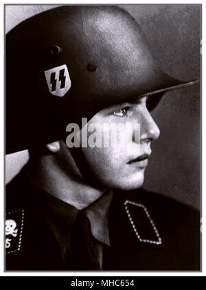 WW2 Waffen-SS Teenager 1940 der Hitlerjugend Division als Kompanie Chef der 8. Kompanie SS Panzer Regiment 12 in der Normandie, Frankreich Stockfoto