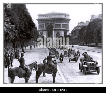 PARIS FRANKREICH NAZI-BESATZUNG Zweiten Weltkrieg 1940 Nazi-deutsche Besatzungstruppen marschieren die Avenue Foch mit dem Triumphbogen hinter Paris Frankreich 14. Juni 1940 Generalleutnant Kurt von Briesen (Kommandeur 30). Die Infanterie-Division) beobachtet, wie seine Truppen am 14. Juni 1940 in der Avenue Foch in Paris paraden. E-Mail an einen Freund WELTKRIEG II: PARIS, 1940. Die deutsche Armee feiert am 14. Juni 1940 den Einzug nach Paris mit einer Siegesparade auf den Champs-Elysées. Der Arc de Trimophe ist im Hintergrund. Foto der deutschen Armee aus dem Zweiten Weltkrieg, Juni 1940. Stockfoto