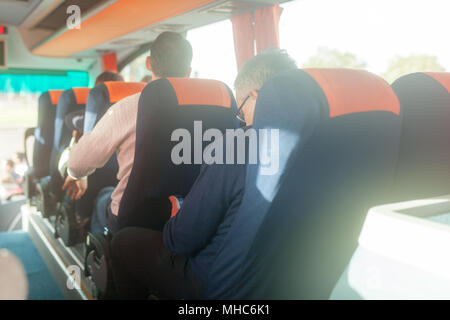 Innenraum des Busses mit Passagieren Rückansicht mit Sonnenlicht Stockfoto