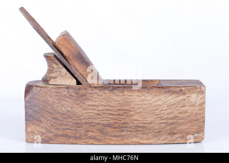 Ein Tischler Bürste das Holz auf weißem Hintergrund zu arbeiten. Stockfoto