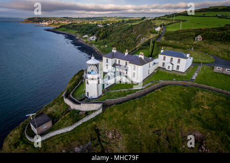 Blackhead Leuchtturm auf die zerklüftete Küste des County Antrim, Nordirland Stockfoto