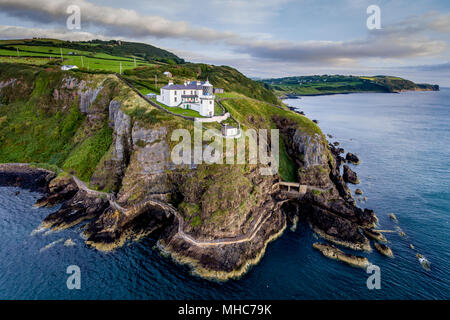 Blackhead Leuchtturm auf die zerklüftete Küste des County Antrim, Nordirland Stockfoto