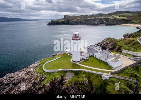 Fanad Head Lighthouse auf einem sonnigen Sommern Nachmittag an der nördlichen Küste von Co Donegal, Irland. Stockfoto