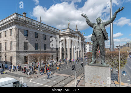 Jim Larkin Statue hält seine Hände aloft außerhalb des GPO auf der O'Connell Street, Dublin, Irland. Stockfoto