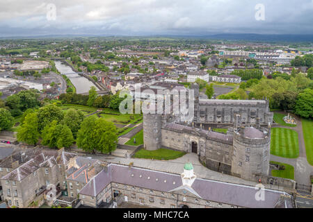 Luftaufnahme von Kilkenny Castle und den Fluss Nore entlang Seite, Kilkenny, Irland. Stockfoto