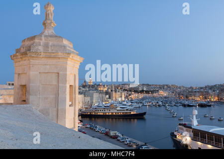 Alten Kalkstein Gardjola Watch Tower Auf der riesigen Bastion Mauern des Fort St. Angelo, bei Sonnenuntergang, Portomaso, Malta Stockfoto