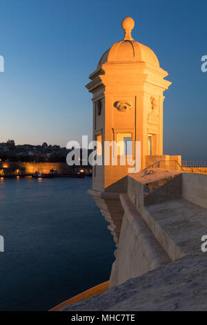 Die schönen Kalkstein alten traditionellen Watch Tower am Gardjola Gärten, il-Gardjola auf Maltesisch, mit Blick auf den Grand Harbour und Valletta, Sengl Stockfoto