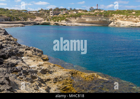 Kalkstein Regale, und das kristallklare blaue Wasser des Mittelmeers im Il Kalanka Strand, Delimara Point, Delimara, Malta Stockfoto