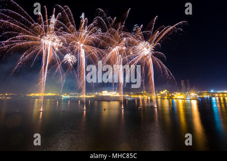 Malta International Fireworks Festival 2017, bunten Feuerwerk über dem Grand Harbour, vor Fort St. Angelo, Valletta, Malta, April 2017 Stockfoto