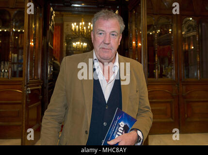 Jeremy Clarkson verlässt den Noel Coward Theatre in London, nachdem Sie eine Performance von "Quiz". Stockfoto