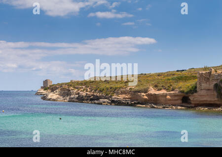 Wunderschönen azurblauen Mittelmeer und weiße Kreide Kalkfelsen der St. Thomas Bay, Wandern, Trekking, Wandern entlang der Munxar Pfad, Marsas Stockfoto