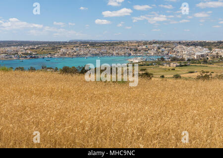 Anzeigen von Marsaxlokk vom Hügel oberhalb Stockfoto