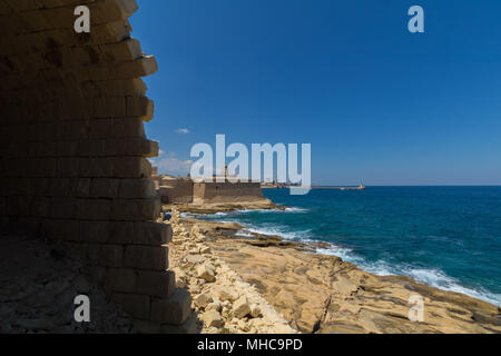 Wellen gegen Fort Ricasoli Stockfoto