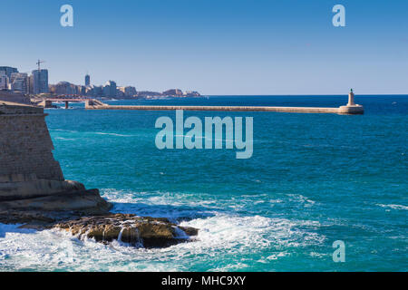 Wellen gegen Fort Ricasoli Stockfoto