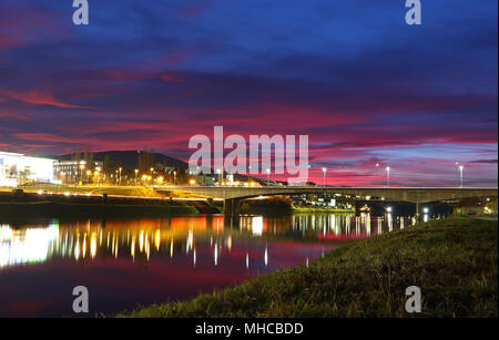 Farbenfroher Sonnenuntergang über Titov Brücke (titow Die meisten) im Zentrum der Stadt Maribor, Slowenien Stockfoto