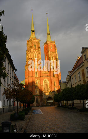 Dom St. Johannes der Täufer in Breslau in der Dämmerung nach starken Regenfällen (Kathedrale St. Johannes der Täufer/Archikatedra Św. Jana Chrzciciela) Stockfoto