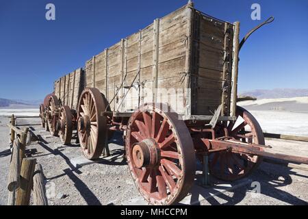 Twenty Mule Team Wagon Trail Vintage Ausstellung, Berühmtes Wahrzeichen Der Harmony Borax Works. Death Valley National Park Wüstenlandschaft Kalifornien USA Stockfoto