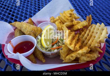 Fish and Chips Dinner Picknickplatte aus nächster Nähe im Oceanside Pier Outdoor Bistro Restaurant in Südkalifornien Stockfoto