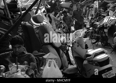 Verkaufsstände Auto Teile im Chor Bazaar, Diebe, in Mumbai, Indien Stockfoto