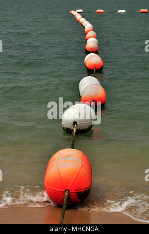 Hell schwebt eine sichere schwimmbereich im Golf farbige-von-Thailand hier auf Pattaya Strand Stockfoto