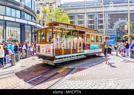 SAN FRANCISCO - Apr 2, 2018: Die berühmten Cable Car an der Powell bzw. Market Street Plattenspieler fertig, bis eine Masse von Fluggästen zu holen. Ein San Fran Stockfoto