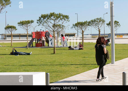 Die neuen Campo das Cebolas Platz in Lissabon, Portugal. Stockfoto